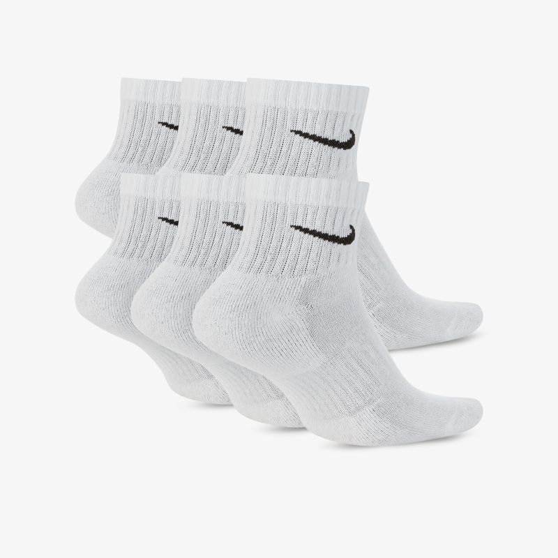 Weiche, sportlich geschnittene Socken in Weiß mit markantem Logo für optimalen Tragekomfort und Strapazierfähigkeit.