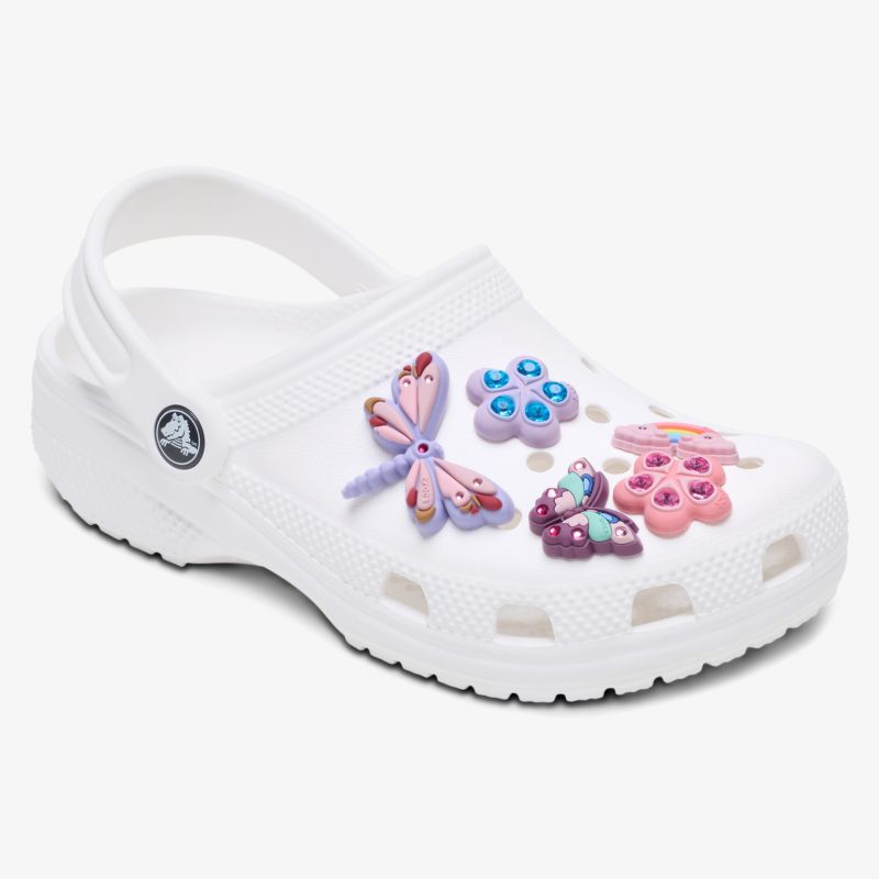 Weißer leichter Komfortschuh mit verstellbarem Fersenriemen und bunten dekorativen Applikationen in Seitenansicht