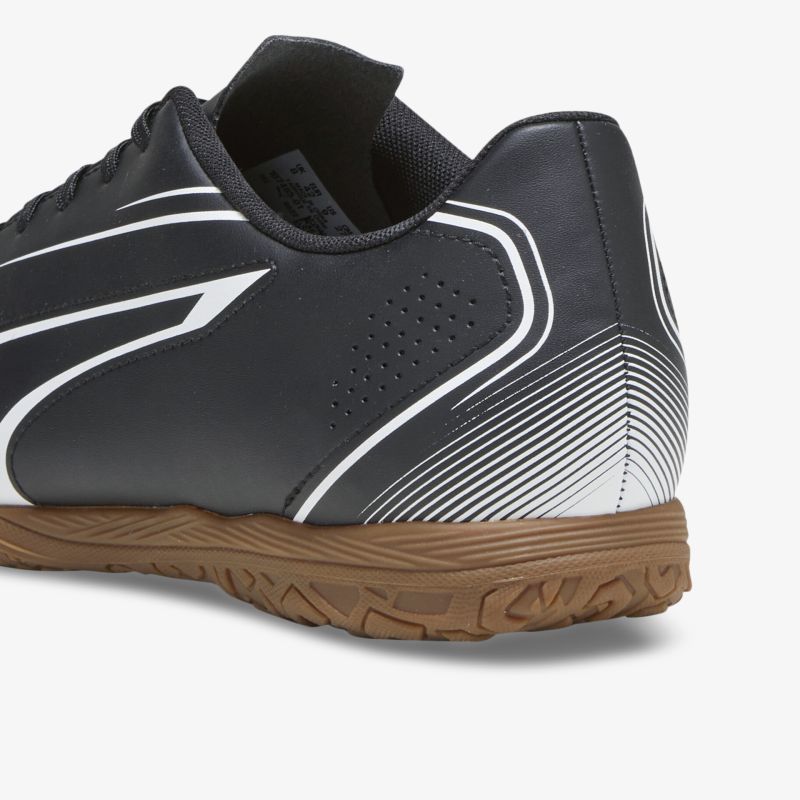 Detailaufnahme eines schwarzen Sportschuhs mit robustem Sohlenprofil und modernem Design