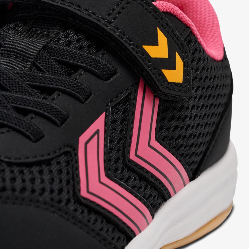 Detailaufnahme von atmungsaktivem, robustem Schuhmaterial mit elastischen Schnürsenkeln und markantem pinkem Akzent