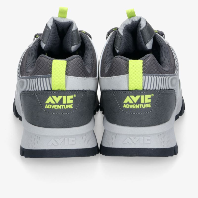 Paar graue Sportschuhe mit markanter grüner Fersenschlaufe, gepolstertem Schaft und griffiger Profilsohle in Rückansicht