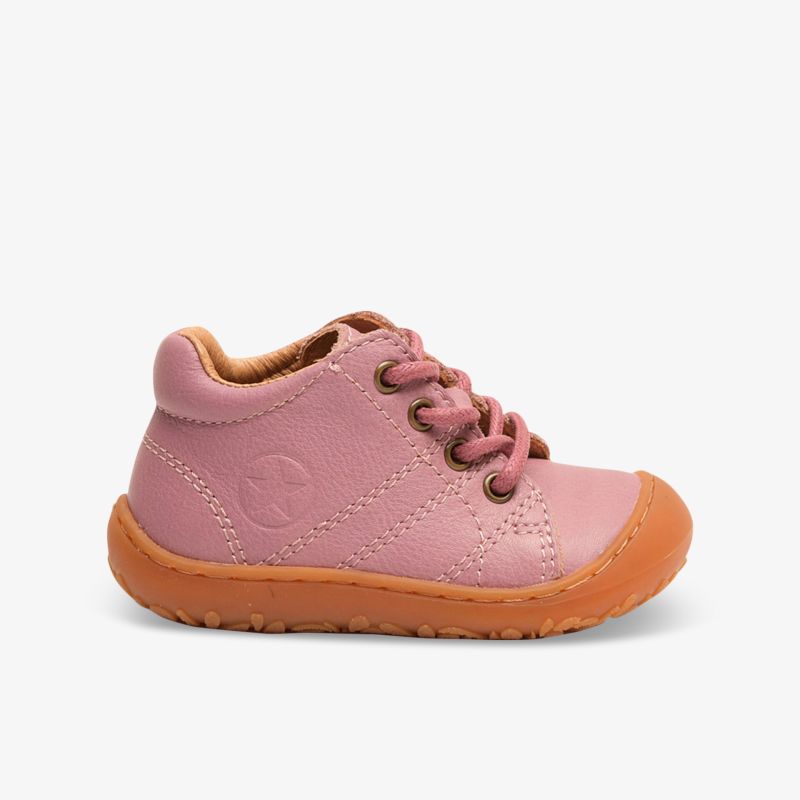 Rosafarbener Kinderhalbschuh mit flexibler, rutschfester Sohle und bequemem weichem Material in Frontansicht