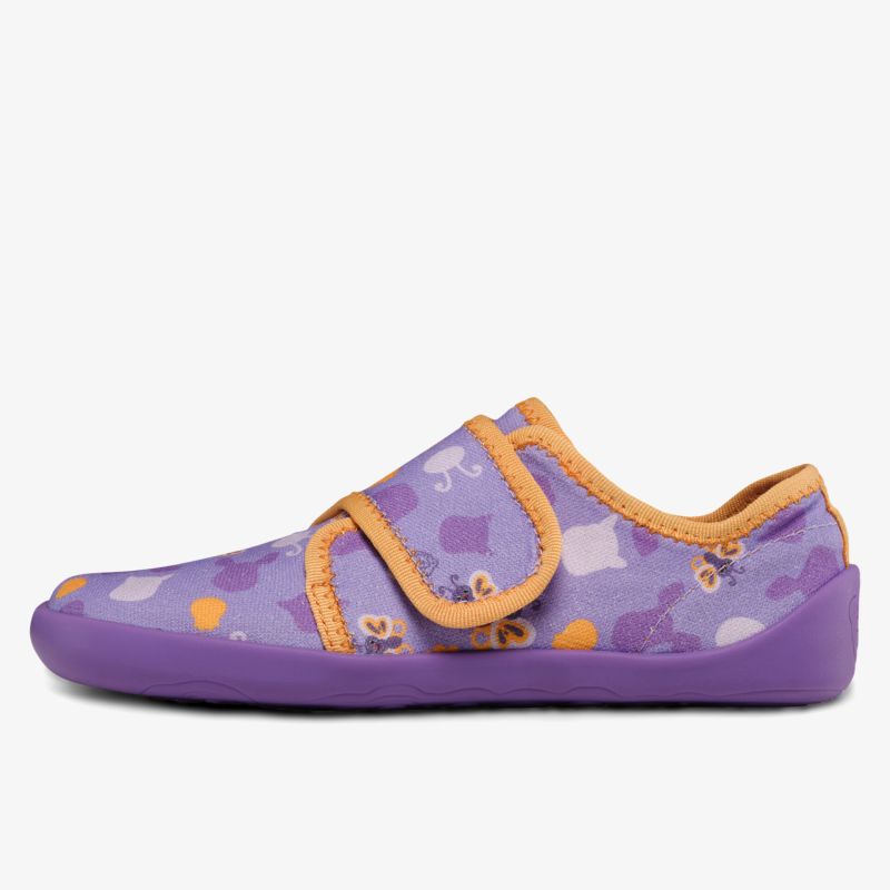 Seitliche Ansicht bunter bequemer Slipper mit Klettverschluss, idealer Schuh für Kinderkomfort