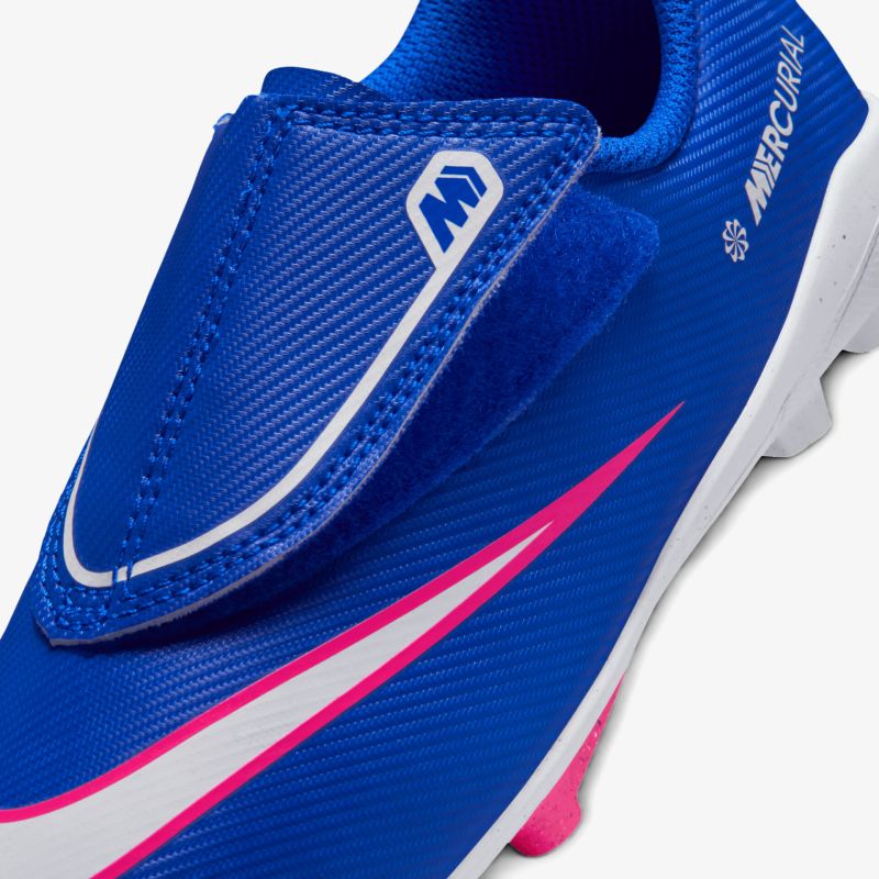 Blaue Fußballschuhe mit innovativem Design und griffiger Sohle für optimalen Komfort und Performance.