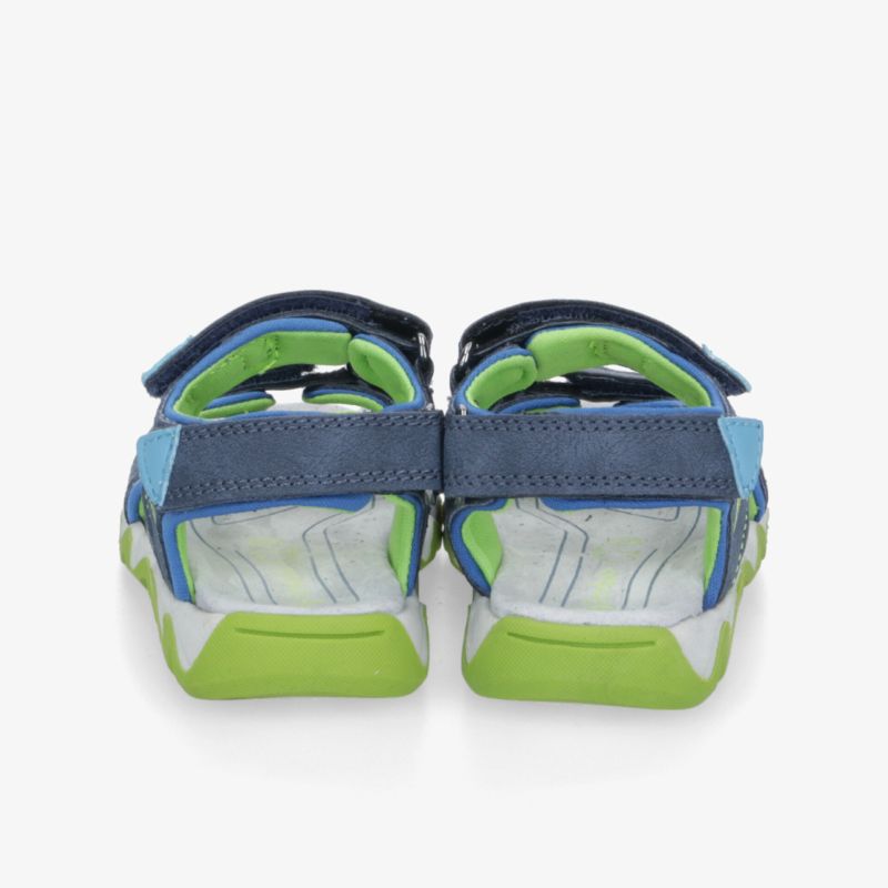 Rückansicht von Sportsandalen mit Klettverschluss und rutschfester Sohle für bequemen, flexiblen Halt