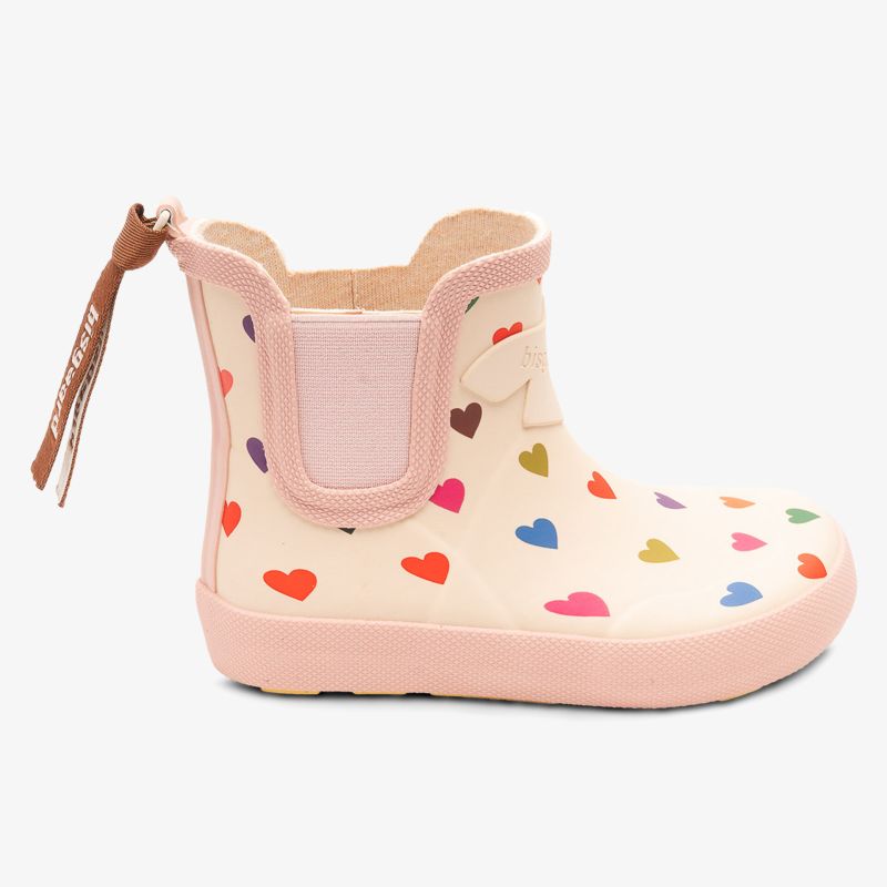Bequeme Gummistiefel mit buntem Herzenmuster und praktischer Anziehhilfe.