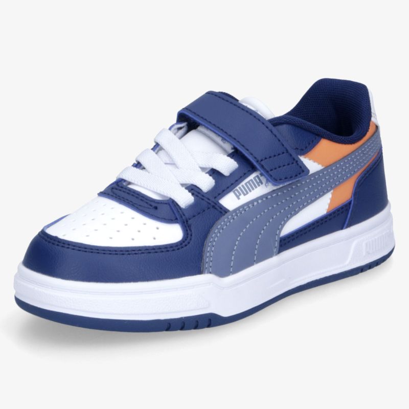 Sportlicher Sneaker mit Klettverschluss, robustem Design und farbiger Akzentuierung in Blau und Orange.