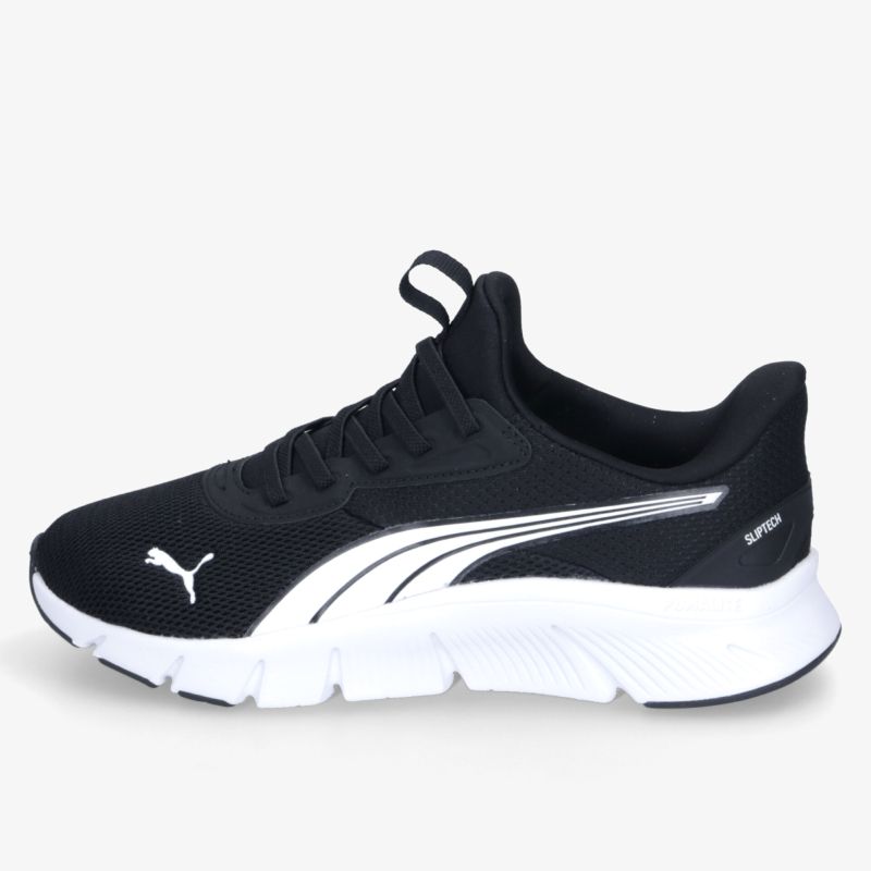 Leichter schwarzer Sportschuh mit atmungsaktivem Obermaterial und rutschfester weißer Sohle in klarer Seitenansicht