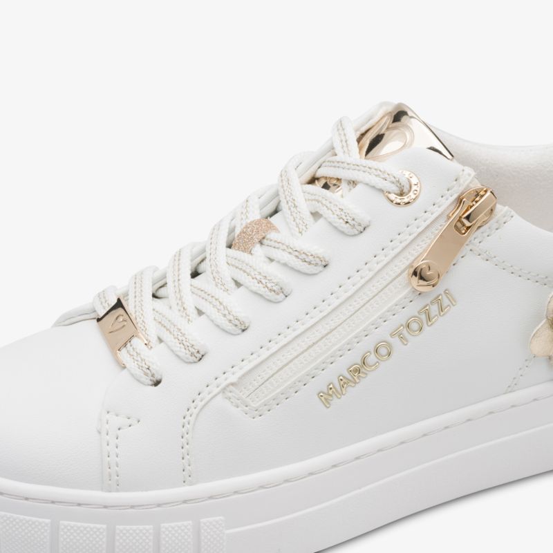 Weißer Sneaker mit goldenen Reißverschlussdetails und modernen Schnürsenkeln, sportlich und bequem