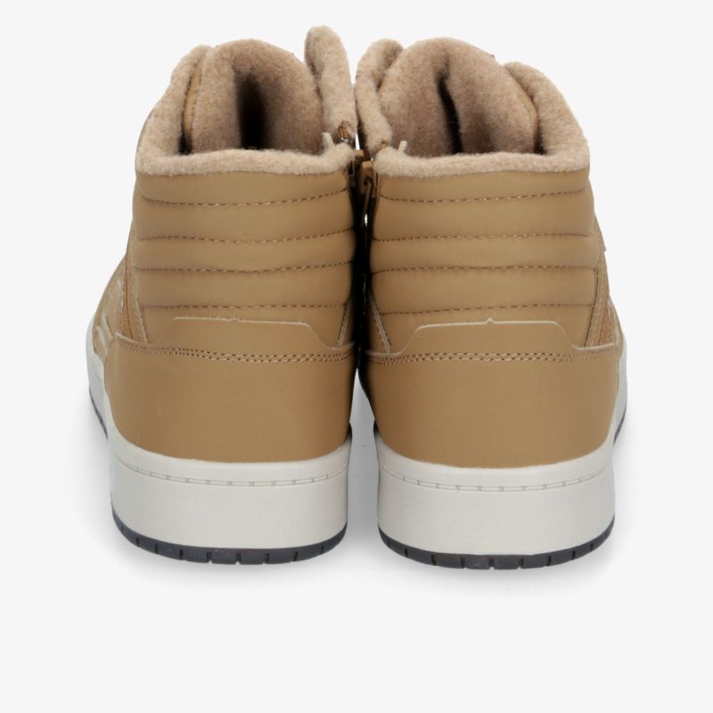 Rückansicht von gepolsterten, robusten Schuhen mit rutschfester Sohle und bequemer Innenausstattung