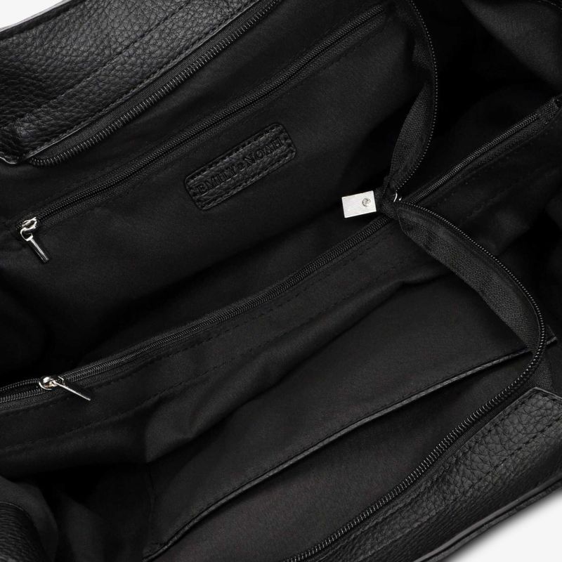 Detailaufnahme des geräumigen Innenraums mit stabilem Reißverschluss und mehreren Fächern zur organisierten Aufbewahrung