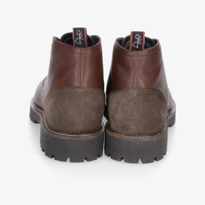 Robuste braune Schuhe mit rutschfester Sohle und hochwertigem Material, ideal für vielseitige Nutzung