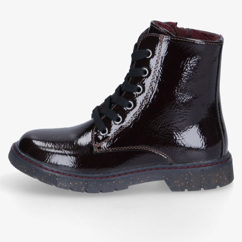 Schwarze Lackleder-Stiefelette mit glänzender Oberfläche, klassischer Schnürung und profilierter, robuster Laufsohle