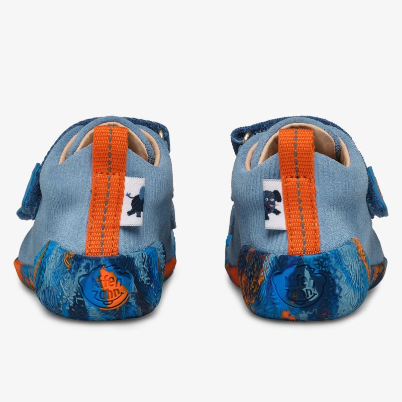 Rückansicht von leichten Schuhen mit atmungsaktivem Material und rutschfester Sohle in sportlichem Design