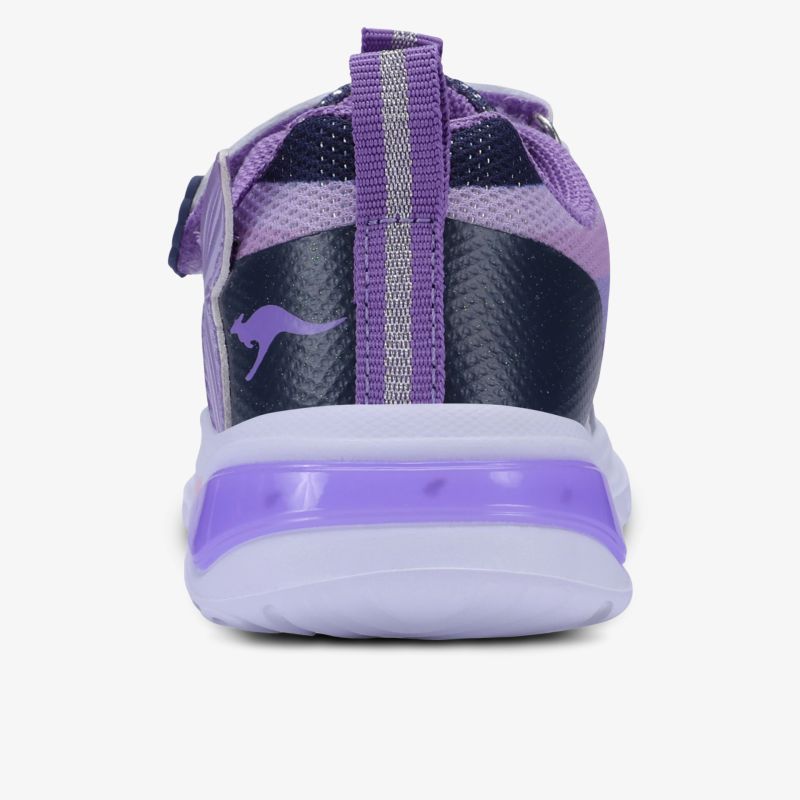 Rückansicht des modernen Sneakers mit gepolsterter Ferse und robuster rutschfester Außensohle