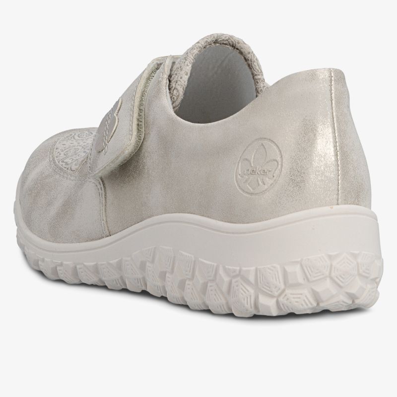 Schuh mit weicher, flexibler Laufsohle und dezentem Firmenlogo an der Ferse