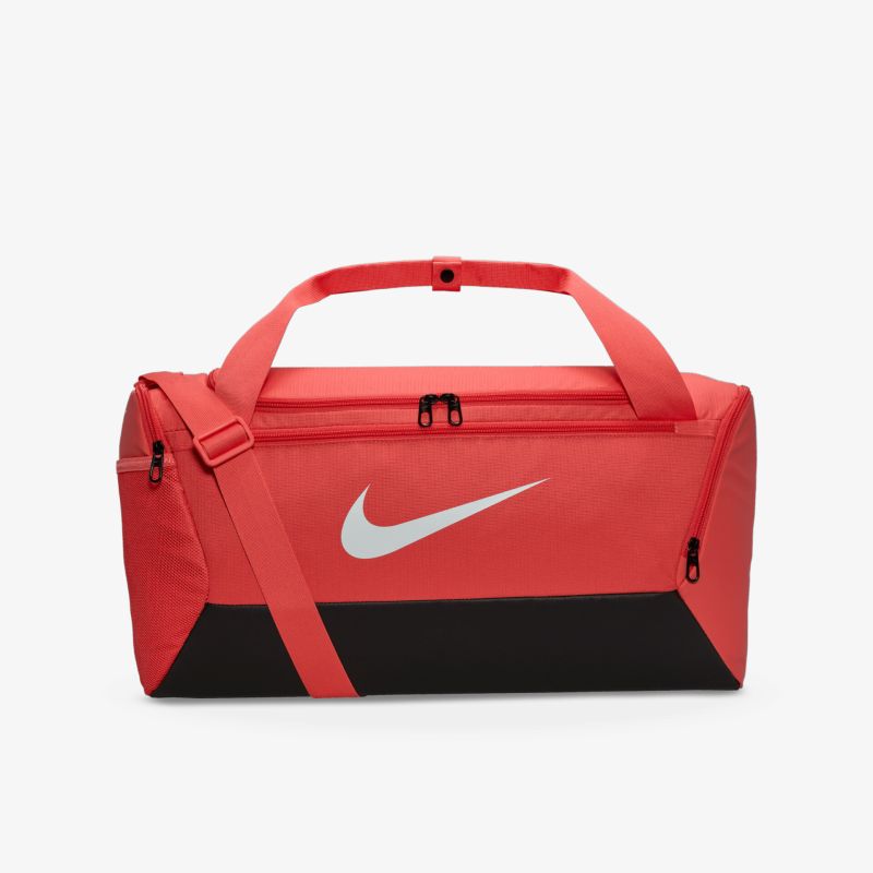 Rote robuste Sporttasche mit großem Stauraum, verstellbarem Schultergurt und sichtbarem Nike Logo vorne