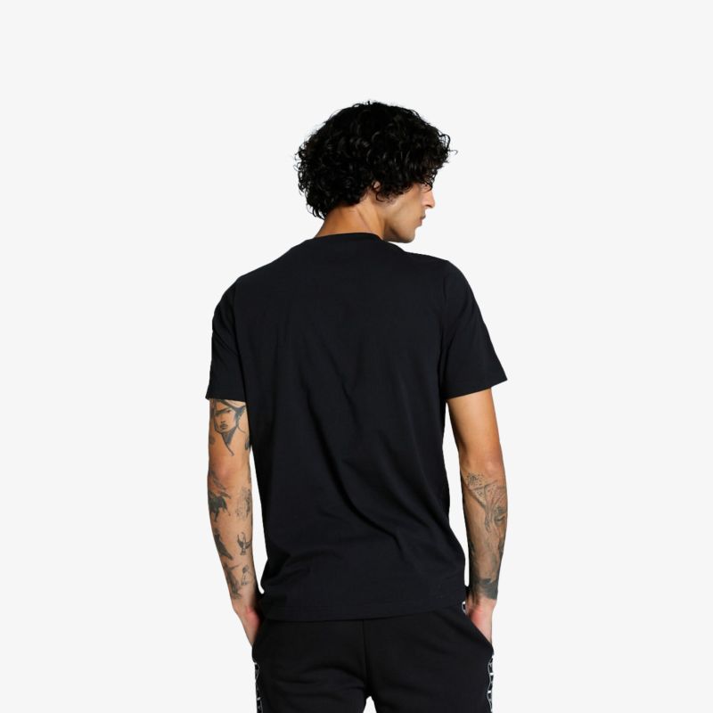 Schwarzes Kurzarm-T-Shirt in Rückansicht mit bequemem Schnitt und schlichtem, modernem Design