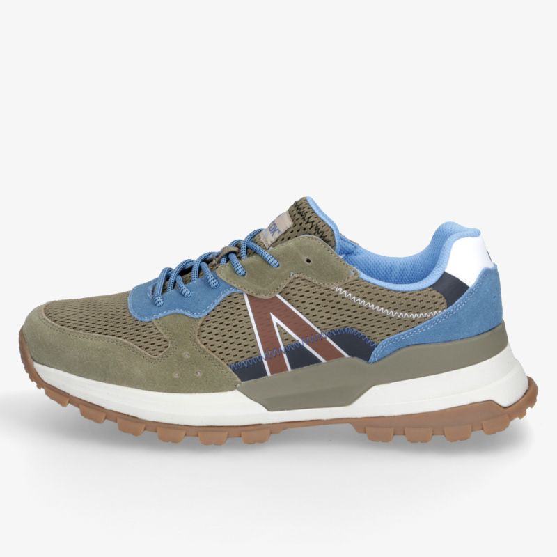 Olivefarbener Sneaker mit blauen Schnürsenkeln, markanten Farbakzenten, dämpfender Sohle und griffigem Profil