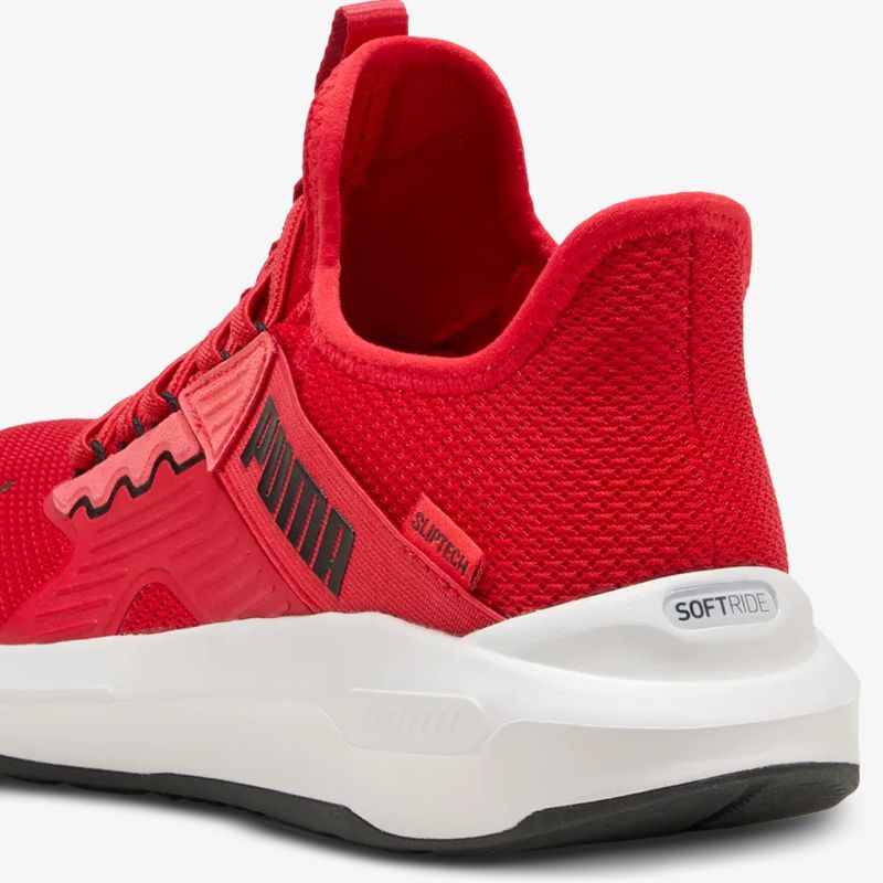 Rote Sportschuhe mit atmungsaktivem Material und weicher, leichter Sohle, modernes Design