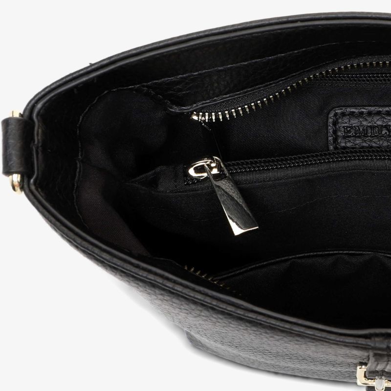 Detailansicht eines hochwertigen schwarzen Tascheninneren mit Reißverschluss und geräumigem Fach