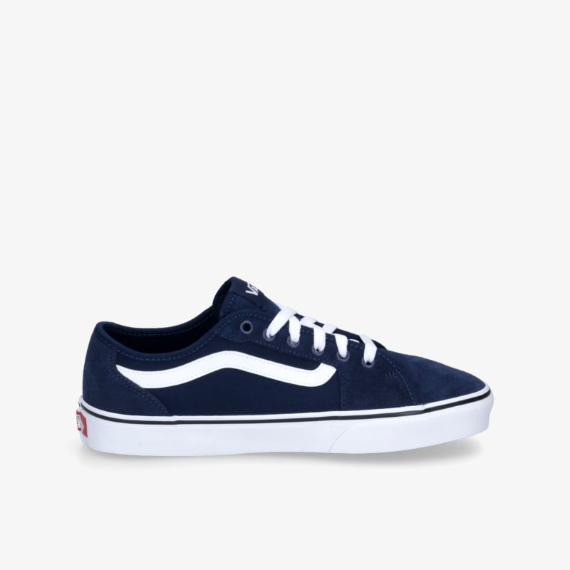 Seitliche Ansicht eines schwarzen Sneakers mit weißer Sohle und Schnürung, sportlich und bequem gestaltet
