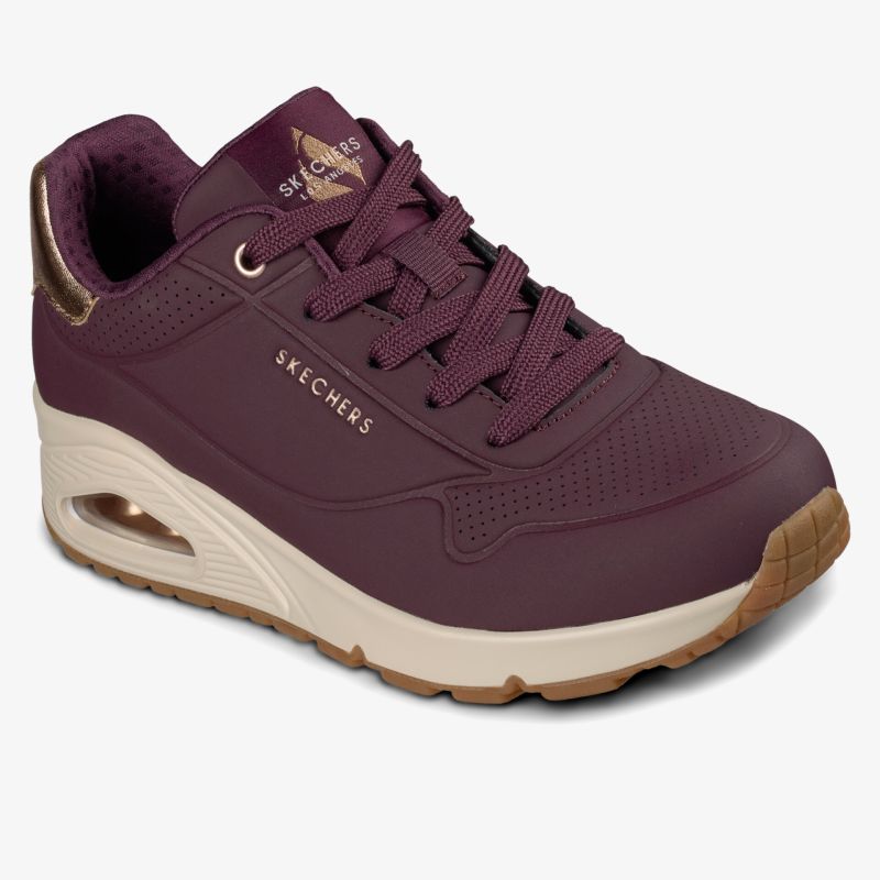 Moderner Sneaker mit komfortabler Polsterung und stabiler, rutschfester Laufsohle in dunkler Farbe