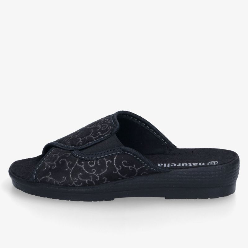 Komfortable schwarze Hausschuhe mit gepolsterter Innensohle und rutschfester Außensohle, seitliche Ansicht