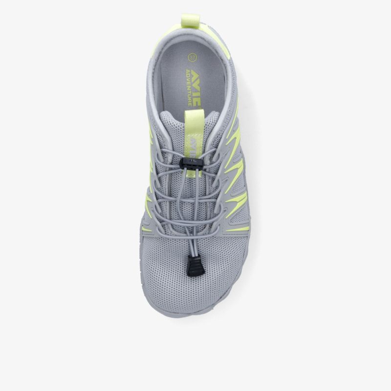 Moderner grauer Sportschuh mit neonfarbenen Akzenten, ideal für Komfort und Stil bei jeder Aktivität.