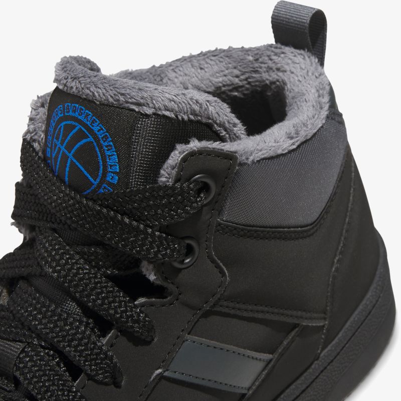 Warmer Schuh mit weichem Teddyfutter und robustem Obermaterial, sportliches Design mit stabiler Schnürung