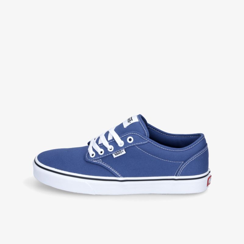 Blauer Sneaker in klarer Seitenansicht mit weißen Schnürsenkeln und stabiler weißer Sohle, bequemer Alltagsschuh
