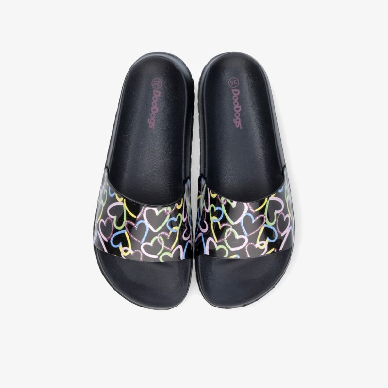 Bequeme Slides mit rutschfester Sohle und buntem Herzmuster, offene Zehen und leichter Aufbau