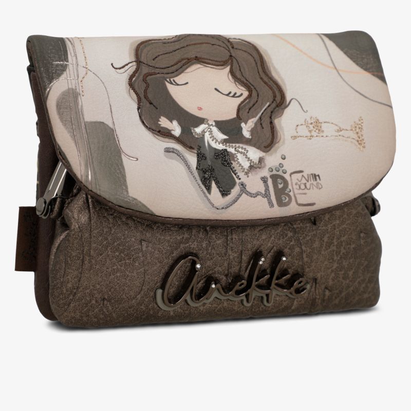 Kleine braune Tasche mit detailreichem Motiv und hochwertiger Naht, modisch und praktisch