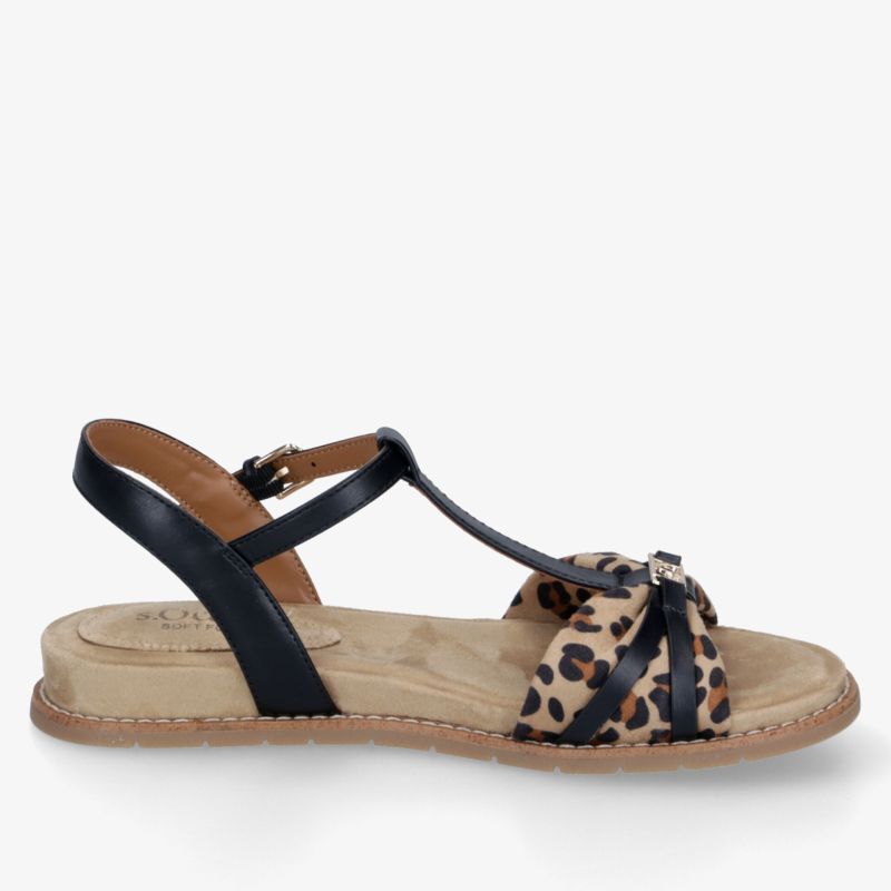 Seitliche Ansicht einer komfortablen Sandale mit Leopardenmuster, verstellbarem Riemen und weichem Fußbett
