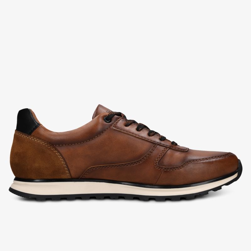 Seitliche Ansicht eines braunen Ledersneakers mit bequemer Sohle und sportlichem Design