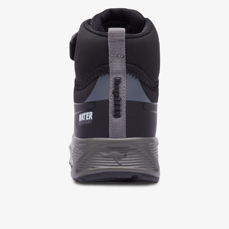 Robuster Sportschuh mit rutschfester Sohle und gepolstertem Schaft, Rückansicht