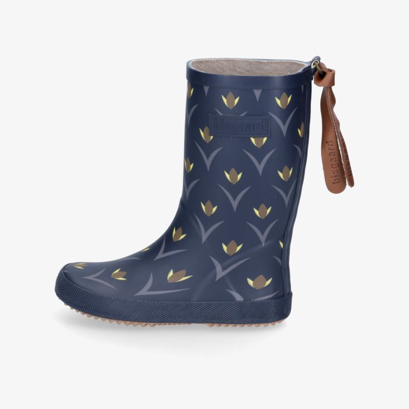 Elegante blaue Gummistiefel mit floralem Muster, seitlicher Ansicht. Ideal für Regenwetter und stilvollen Schutz.