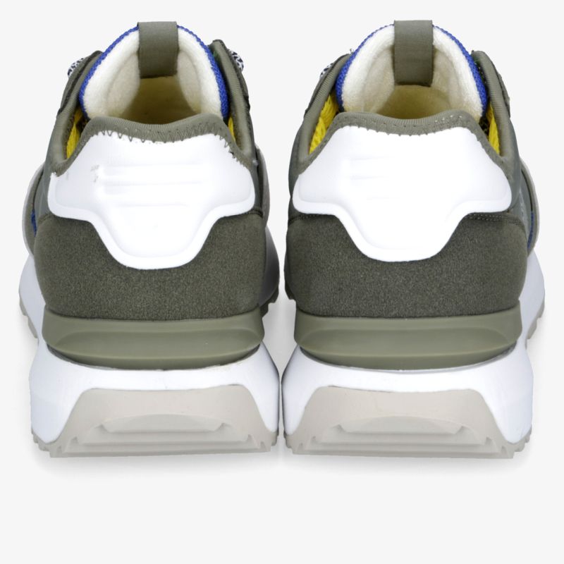 Rückansicht von robusten Schuhen mit stilvollem Design und bequemer Passform auf stabiler Sohle