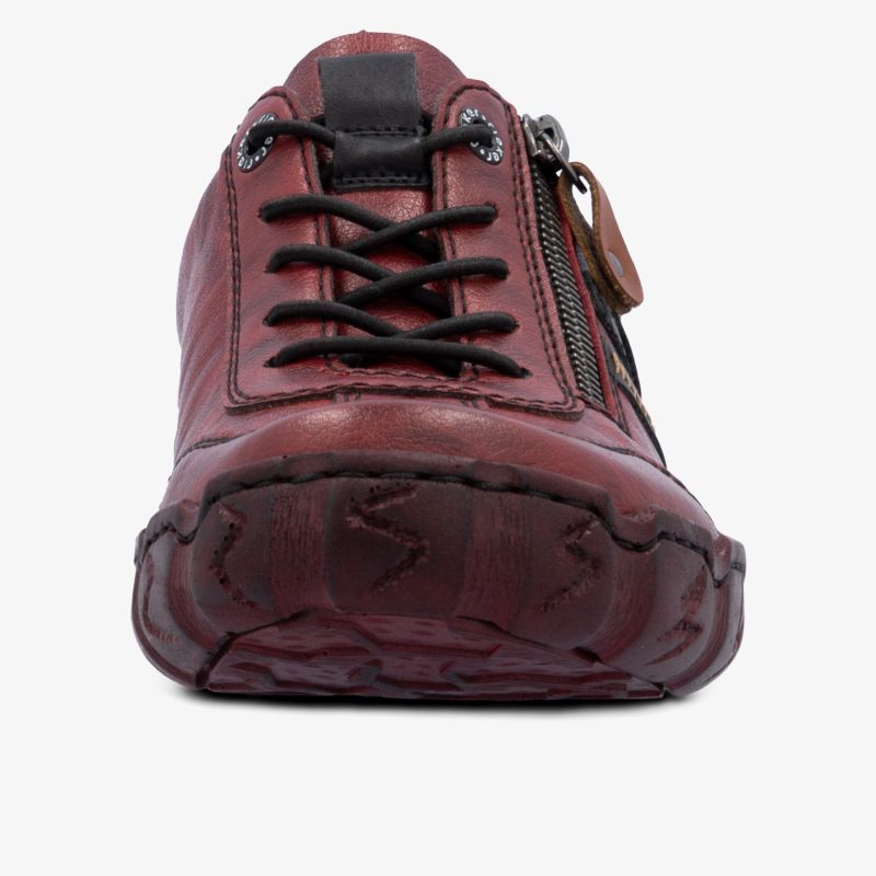 Roter hochwertiger Schuh mit robustem Reißverschluss und Schnürung, frontal und bodennah fotografiert