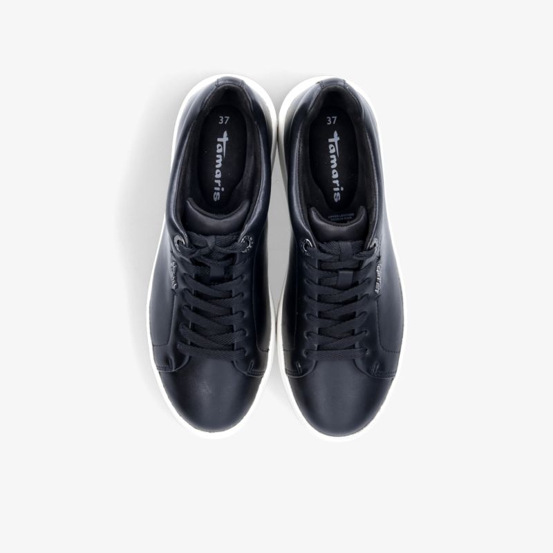 Schwarzes Sneaker-Paar mit klassischer Schnürung und glattem Obermaterial, bequem und langlebig