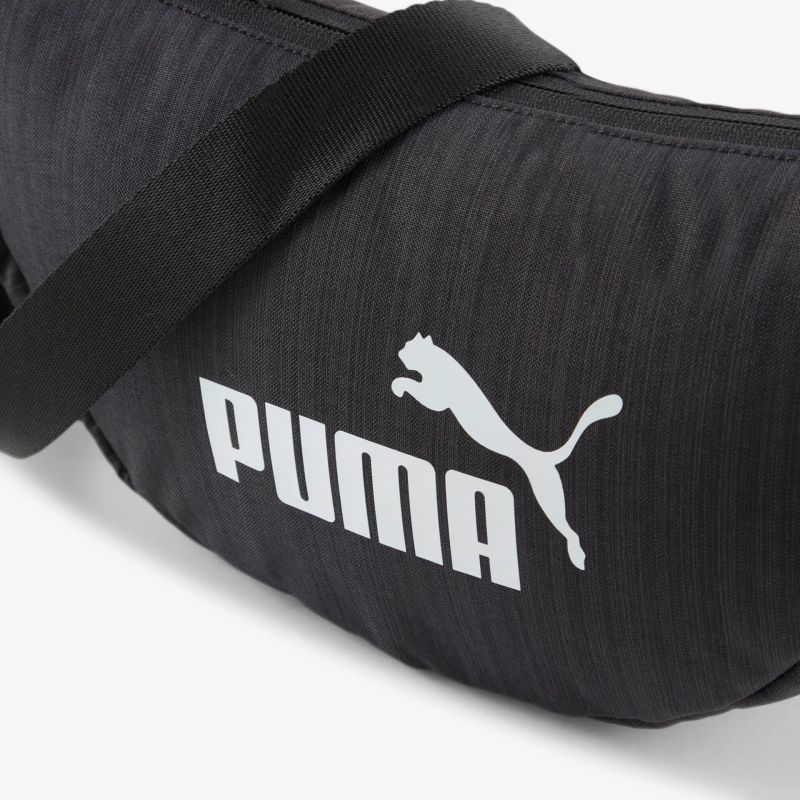 Detailaufnahme einer schwarzen Puma Sporttasche mit großem weißem Logo und verstellbarem Schultergurt
