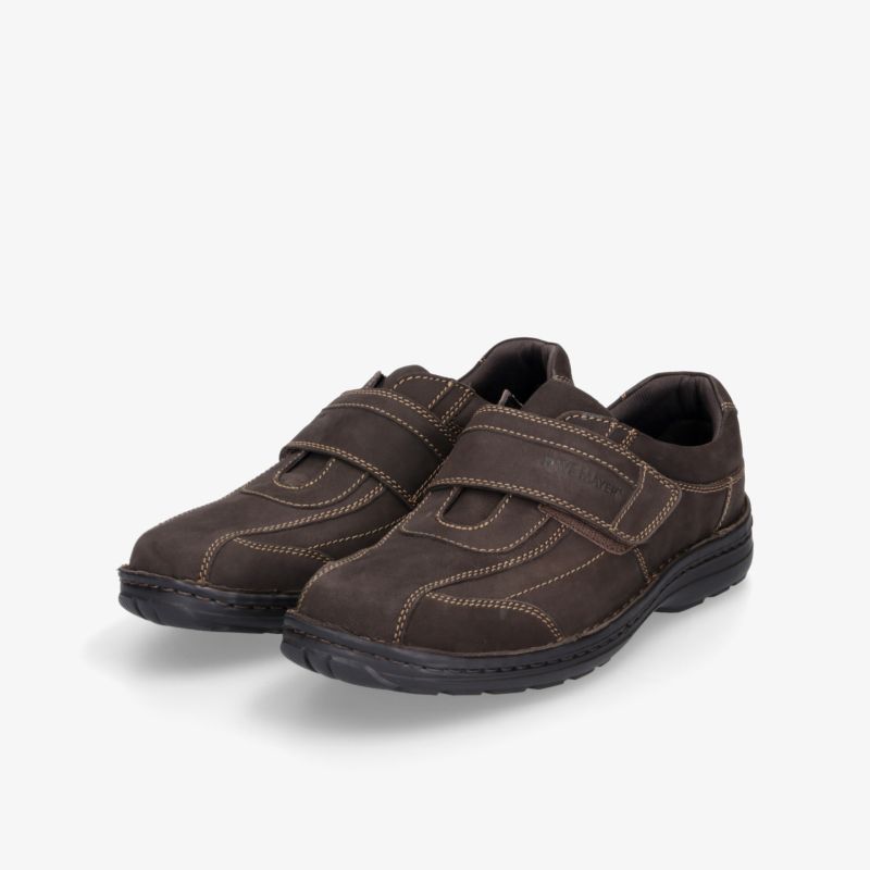 Bequemes braunes Schuhpaar mit praktischem Klettverschluss und rutschfester Sohle für vielseitigen Alltag