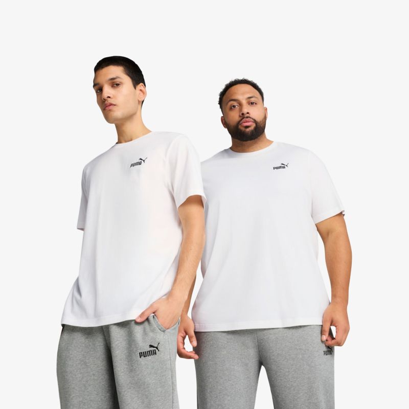 Zwei Personen tragen weiße PUMA T-Shirts mit bequemer Passform und sportlichem, minimalistischem Design vorne