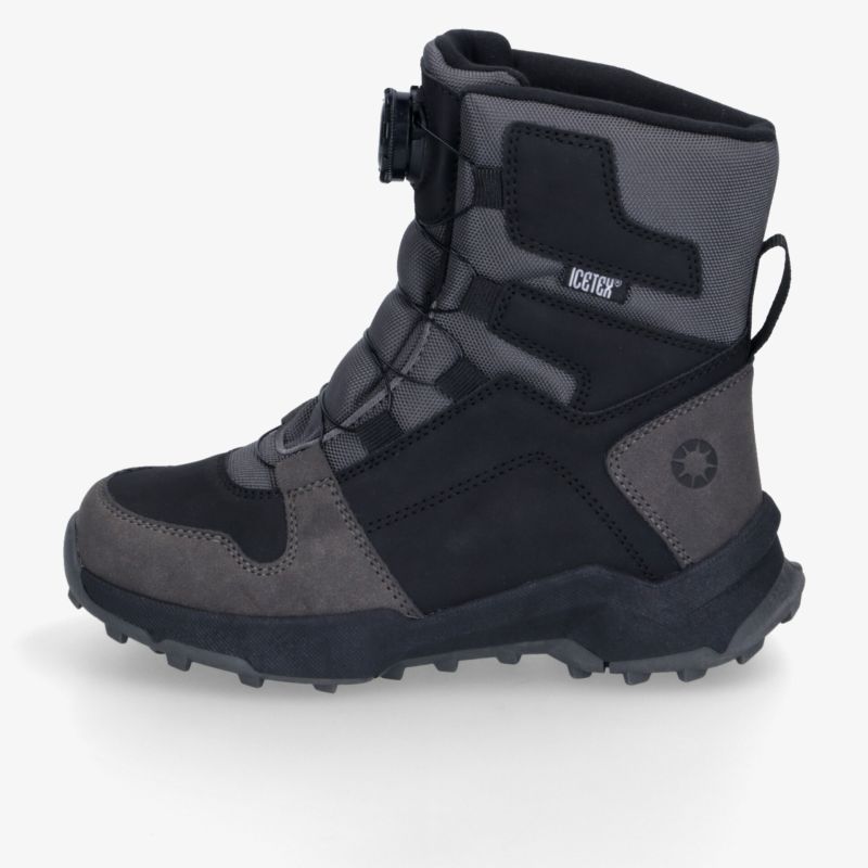 Schwarzer Outdoor-Stiefel mit hohem Schaft, robuster Profilsohle, verstärkter Zehenpartie und praktischem Schnürsystem