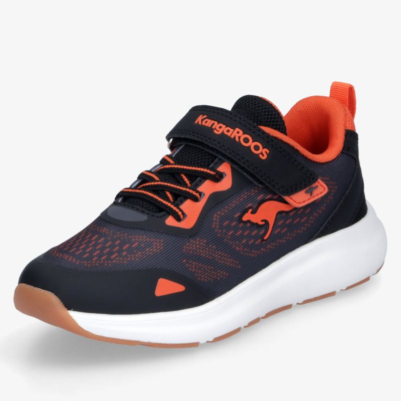 Sportlicher schwarzer Schuh mit orangenen Details, leichter atmungsaktiver Stoff und bequeme Passform