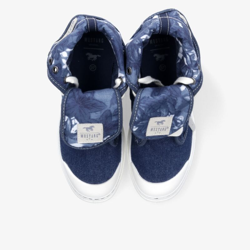 Modische blaue Sneaker als Paar, gepolsterter Schaft und robuste weiße Sohle für hohen Tragekomfort