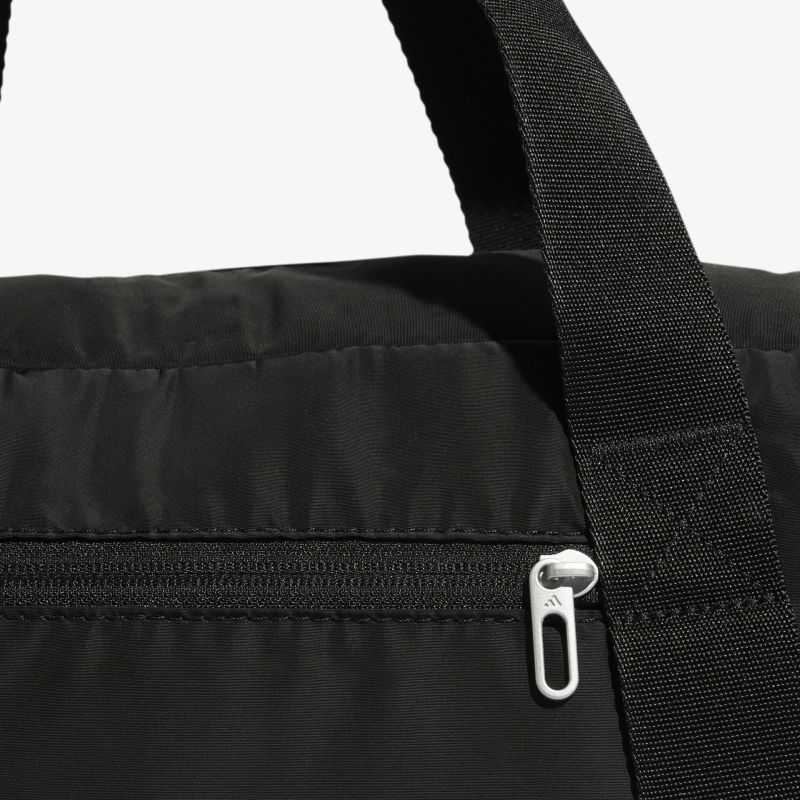 Detailaufnahme eines Reißverschlusses mit robusten Nähten und einem stabilen Griff an einem strapazierfähigen Material