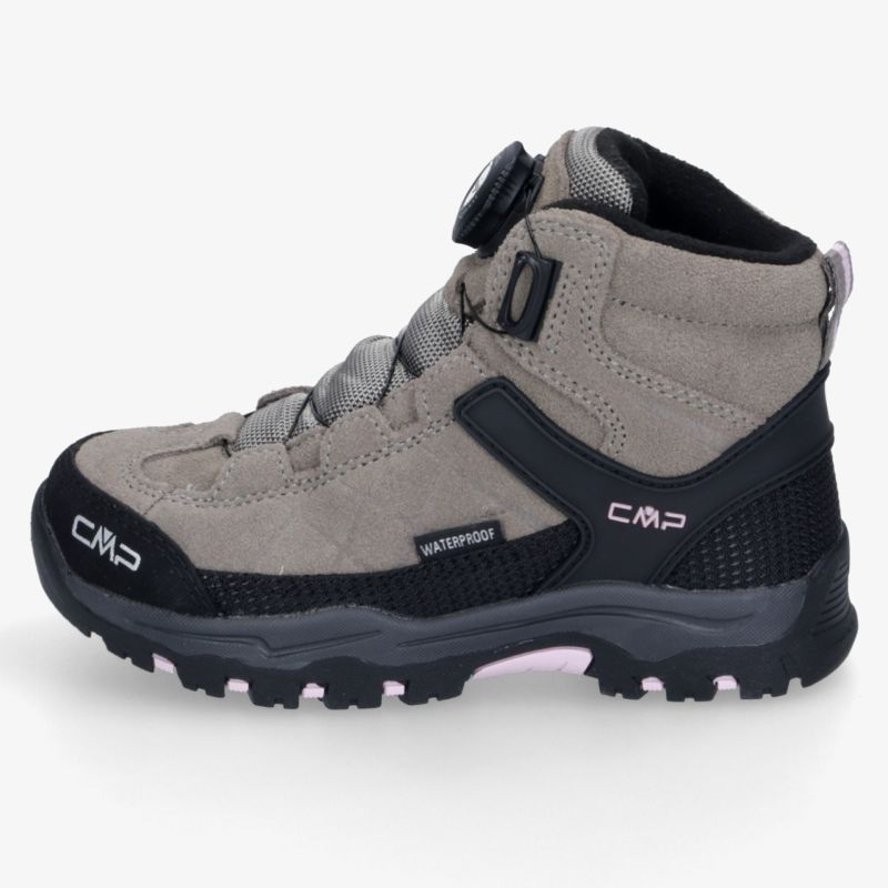 Grauer Outdoor-Wanderschuh mit hohem Schaft, robuster Profilsohle, sicherem Halt und markantem Design in Seitenansicht