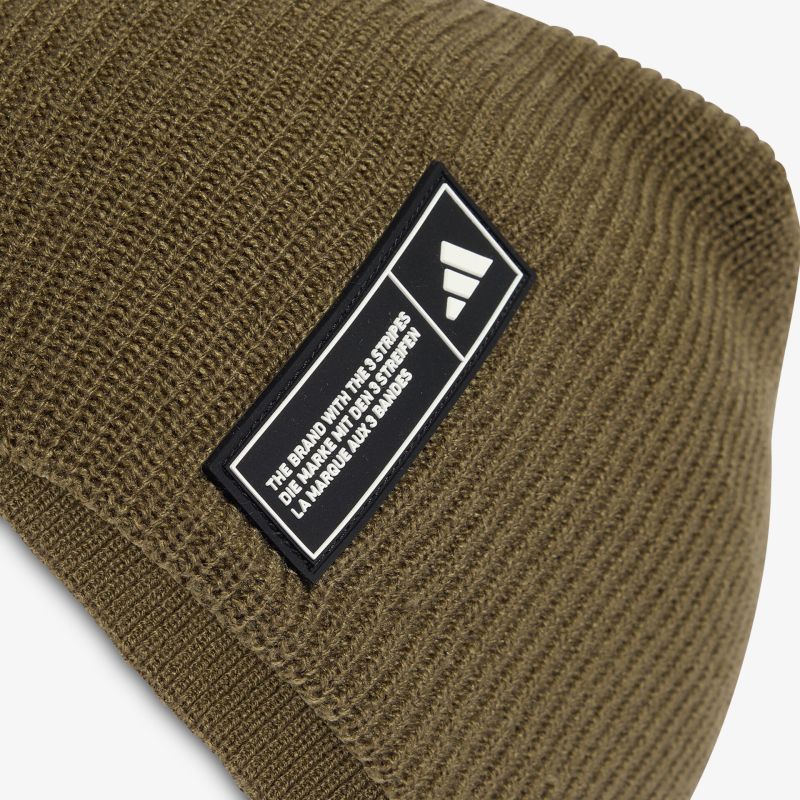 Detailaufnahme braune Strickmütze mit modischem Label-Logo, weicher und warmer Komfort