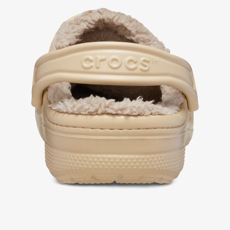 Rückansicht eines bequemen Schuhs mit weichem Fellfutter und strapazierfähiger Sohle in neutralem Farbton